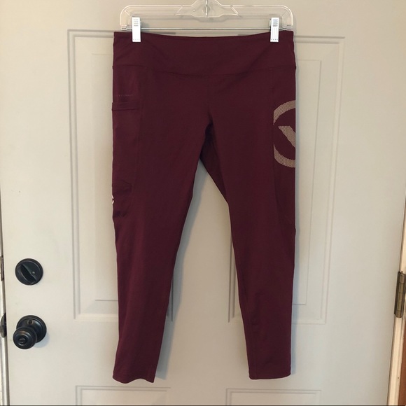 SOLD Bundle of 2 Virus Compression 3/4 Crop Pants - Picture 3 of 8